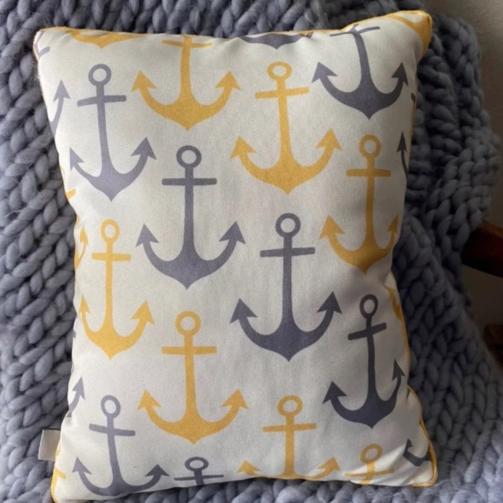 Throw pillow - Picture 2 of 4